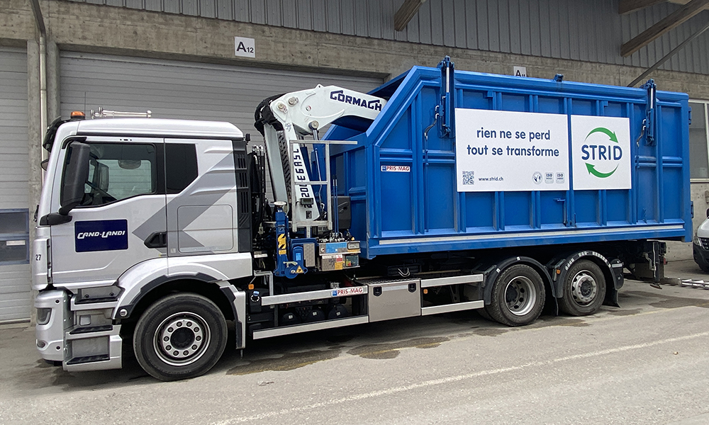 Camion grue avec benne compartimentée pour le désapprovisionnement des containers aériens et enterrés